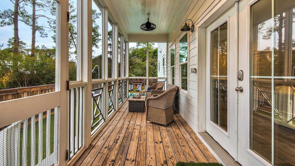 Best of Both Worlds: Pool, Golf Cart, Nearby Attractions & Steps to Beach!