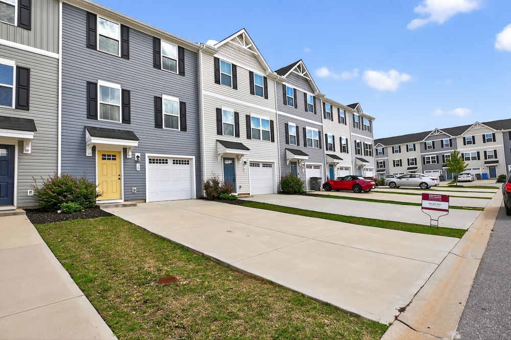 Modern Downtown Retreat Near Swamp Rabbit Trail 4 Bedroom Townhouse