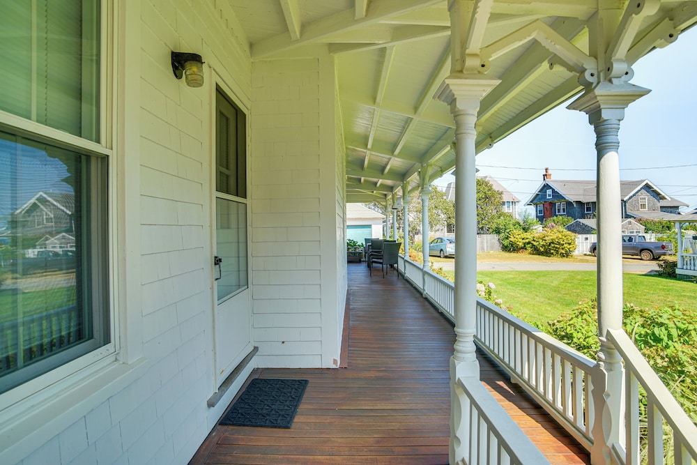 Steps to Inkwell Beach: Victorian Home!