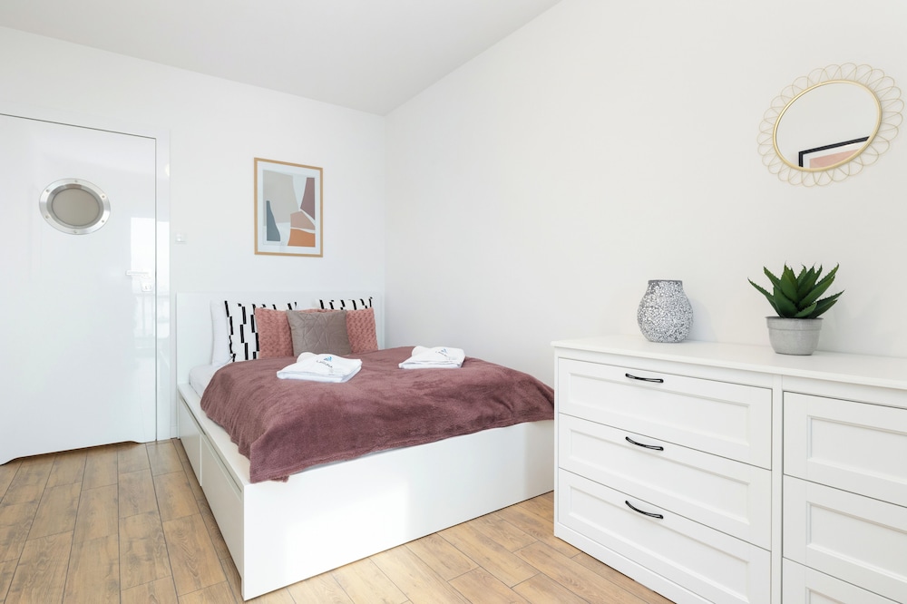 Nowa Flotylla Widok na Rzekę by Renters