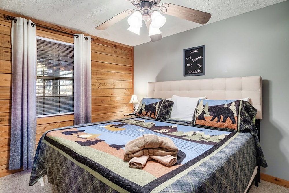 Stunning Cabin w Hot Tub Pool Table Arcades