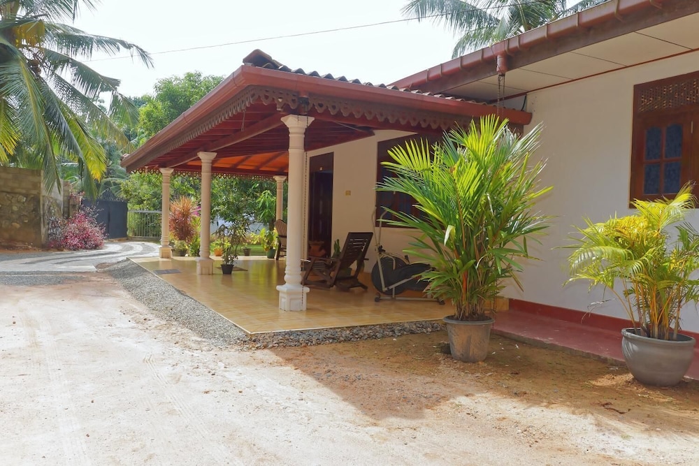 Damith Tourist Inn