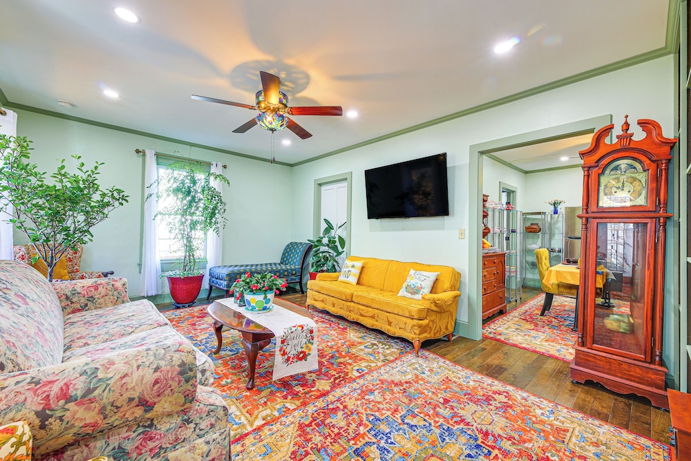 18 Mi to Skiing: Colorful Home in Springfield!