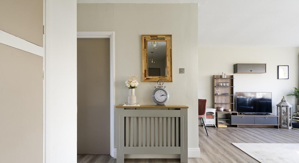 Attractive two Bedroom Flat in Ealing Broadway by Underthedoormat