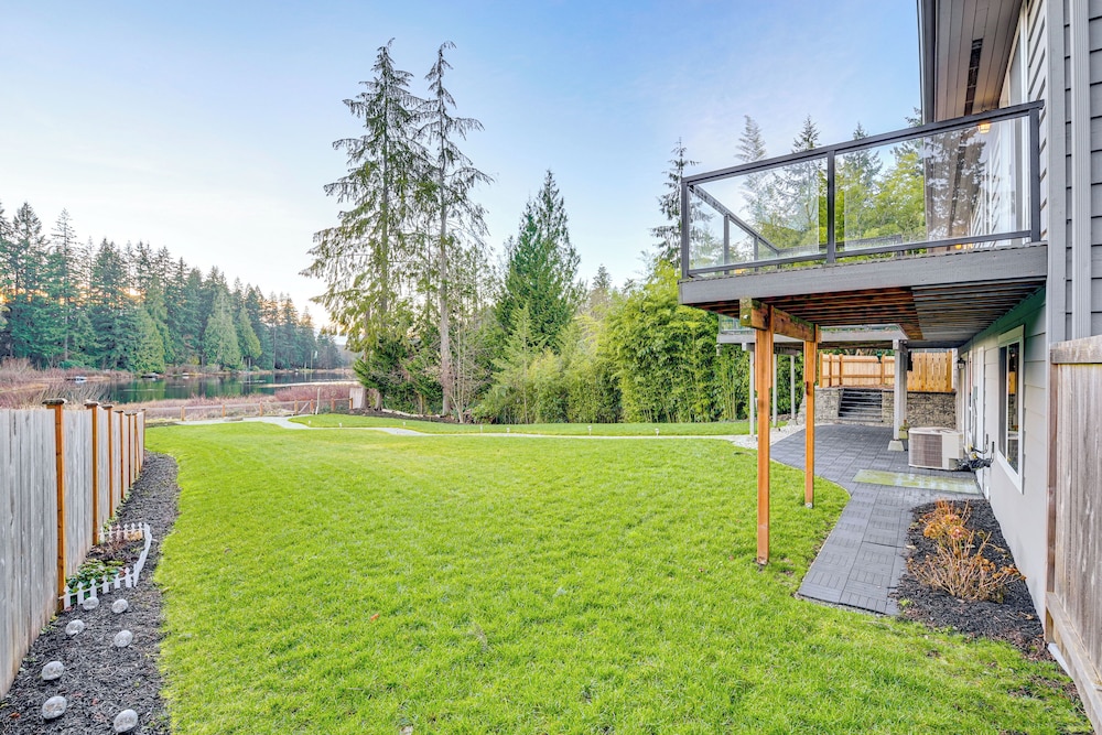Lakefront Gem: Balcony, Fire Pit & Yard in Everett