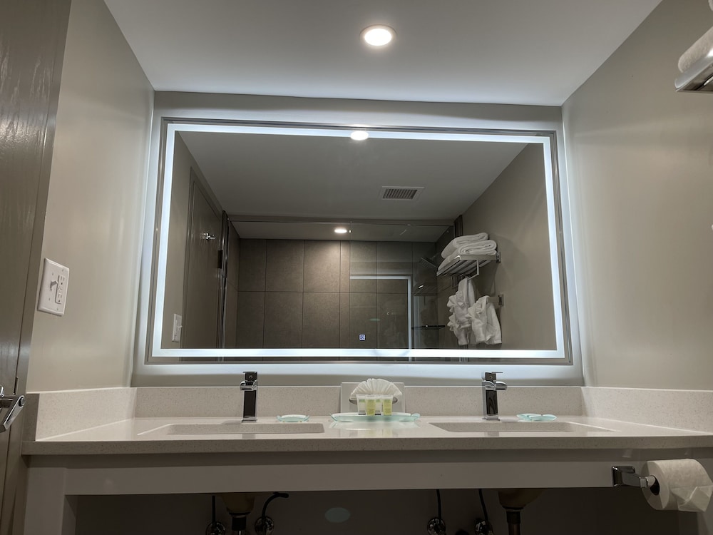 Bloomington Vacations - The Chateau Hotel and Conference Center - Property Image 55