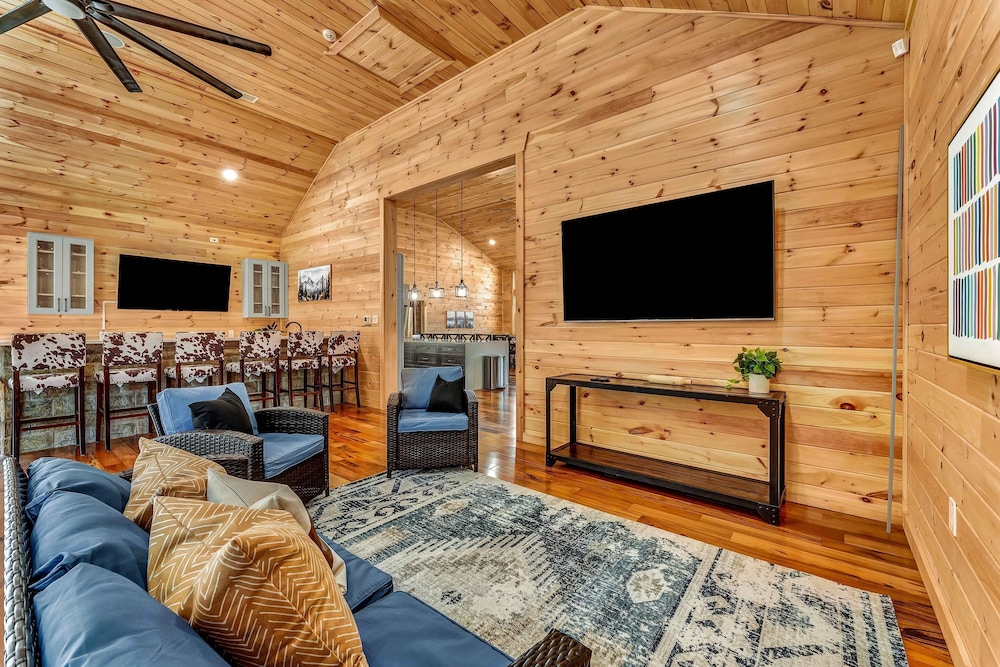 Grand Timber by Avantstay Indoor Pool Sauna Sports Court Game Room More