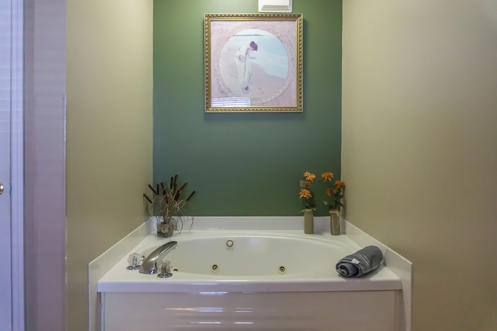 1 BR Home w/ Jetted Tub & Cozy Living Room