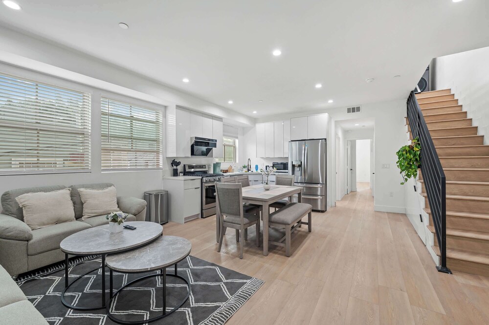 Not Affected by the Fire/modern Spacious Home With Parking & Fully Equipped Kitchen #3