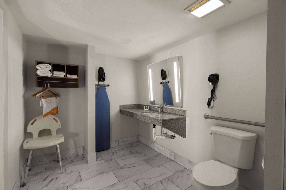 Monroe Vacations - Quality Inn - Property Image 9