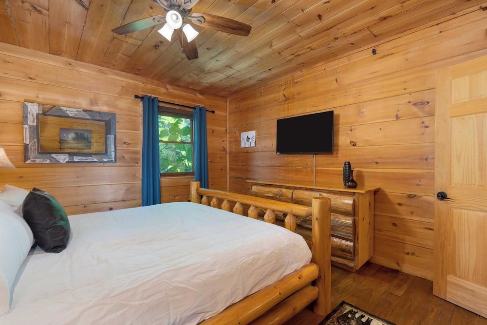 Big Bear Lodge by Avantstay Smoky Mountain Views, Hot Tub, Theater & Game Room