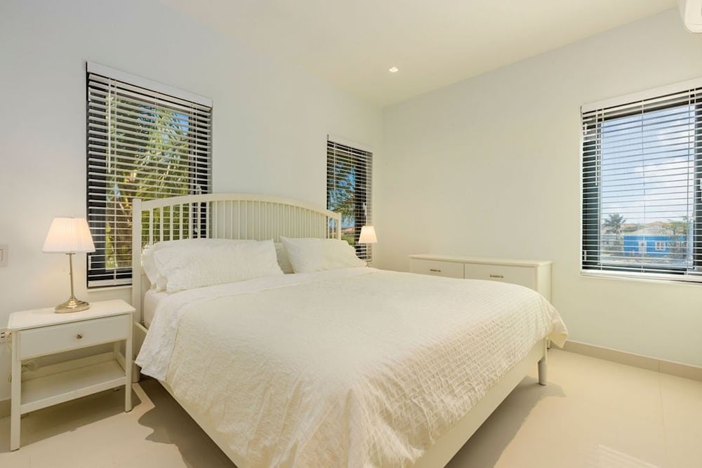 Waykiri Modern Condo 3 Bed 2 Bath Walk to Marriott
