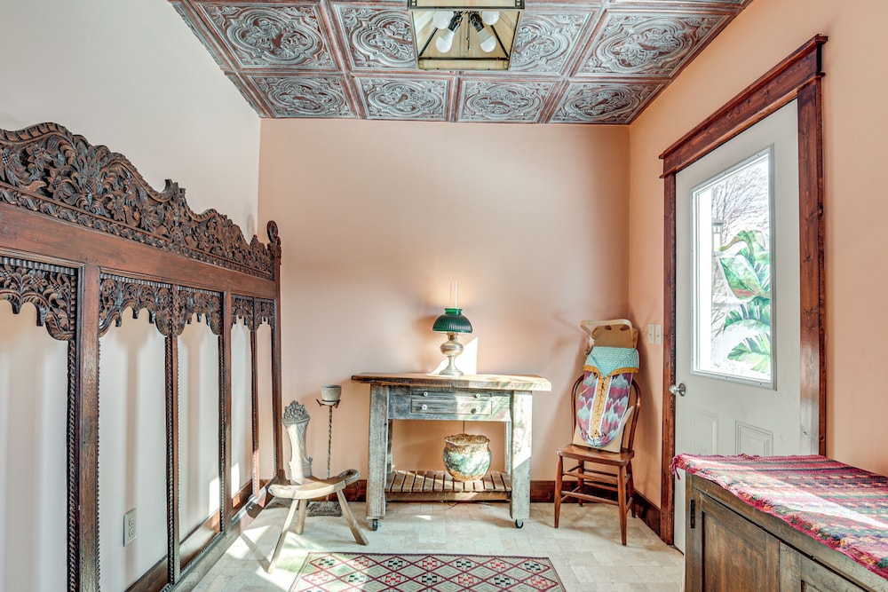 Close to Lake Superior: Walkable Washburn Charmer!