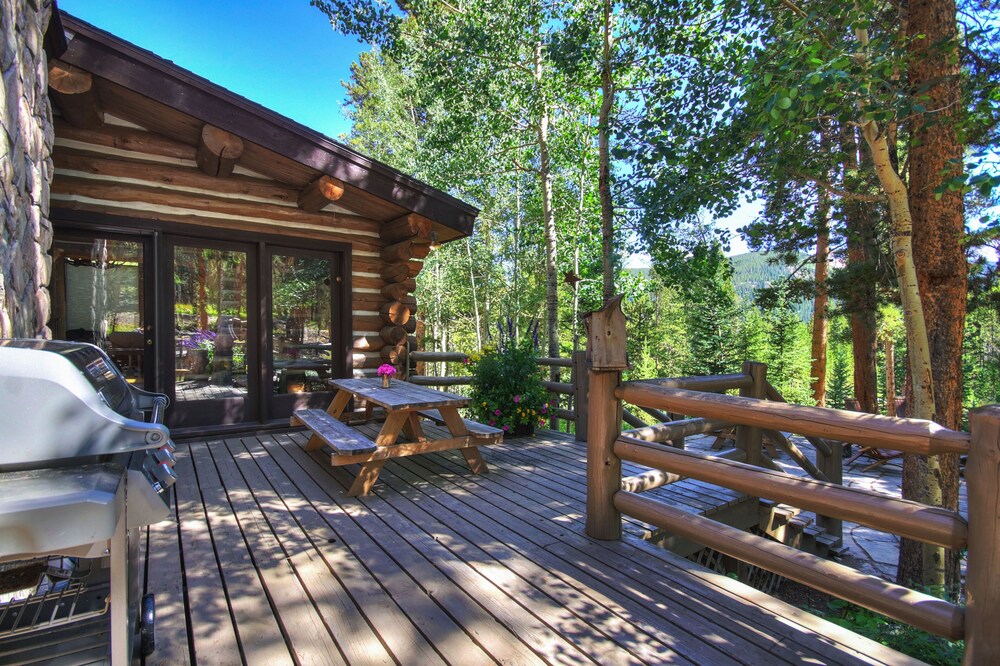 Bear Lodge 6 Bedroom Home by RedAwning
