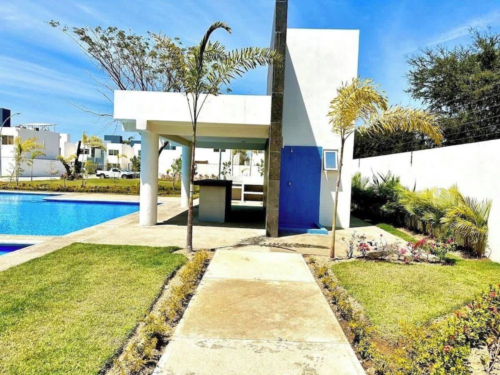 Private Jacuzzi and Pool 2 Level House