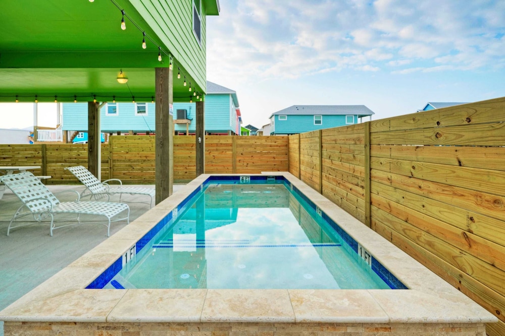 Sleeps 21, 2 Homes Private Pool, Patio Lounge w/ Fire Pit, Bar, TV, & Games