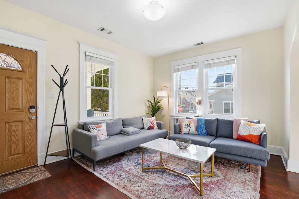 Dc Area Bungalow Near Shops And Dining 3 Bedroom Home