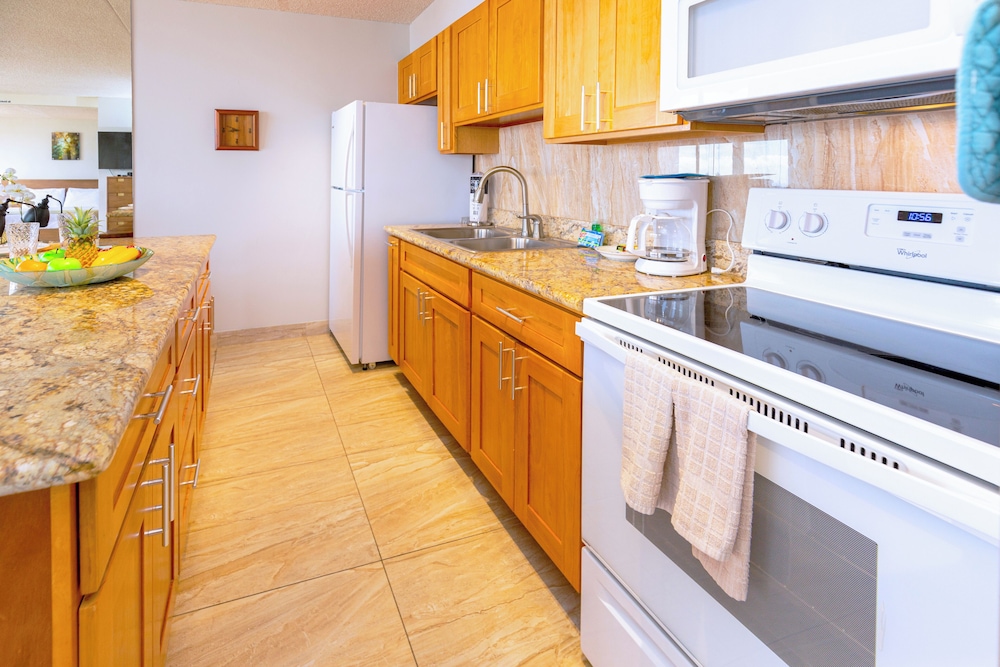 High Floor Ocean View Condo (King Bed and Parking): kitchen photo