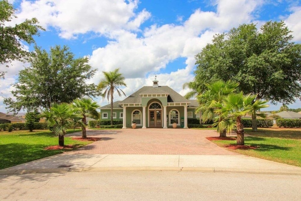 Dolcetto Den 4 Bedroom Home by RedAwning