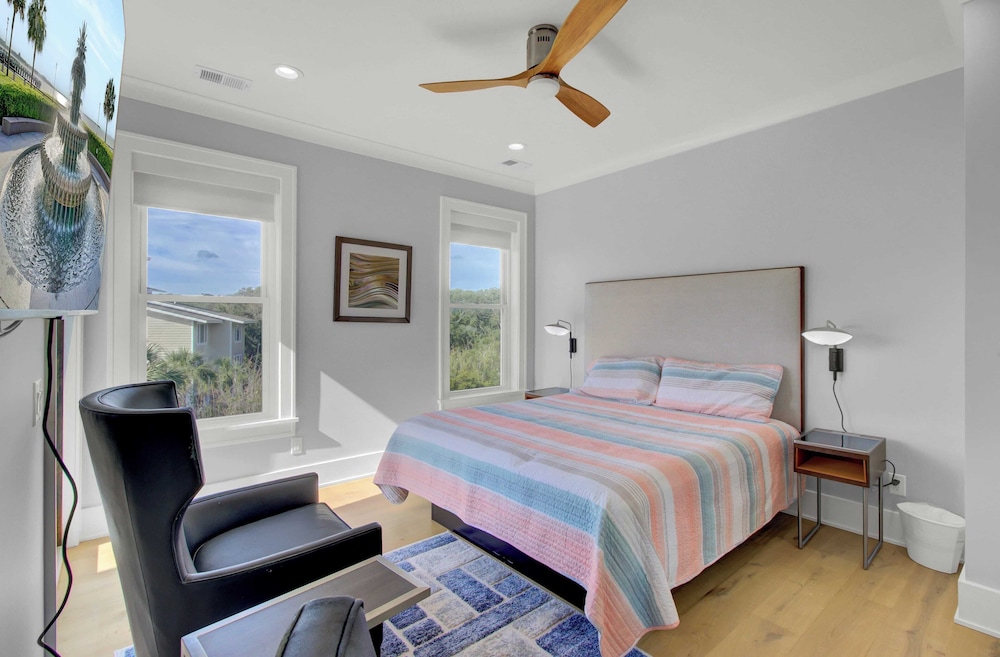 7 Beachwood East by Avantstay Steps to the Beach Ocean Views, Hot Tub, 7bdr
