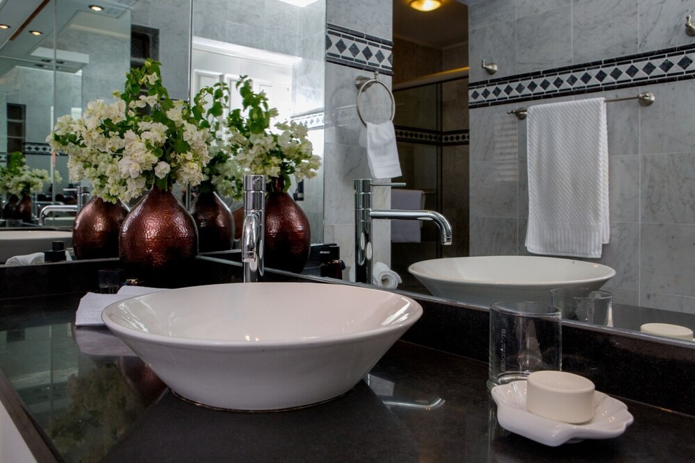 Deluxe Suite Deluxe Suite - Kitchenette- Walk to Marriott Beach