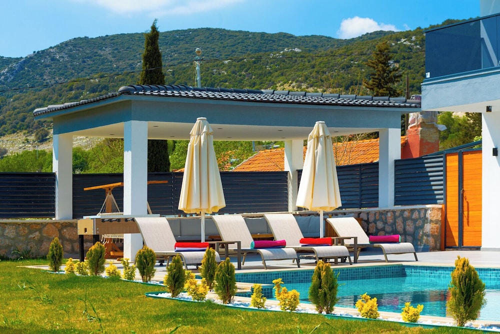 Villa White House