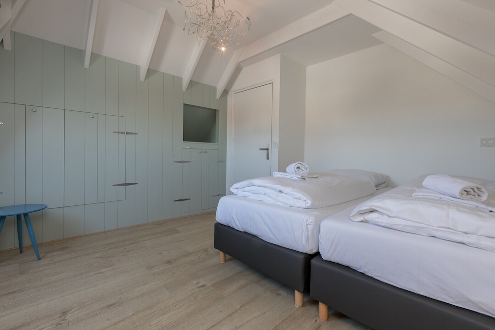 Holiday Home for 8 near Seaside Resort of Oostkapelle-Vrouwenpolder