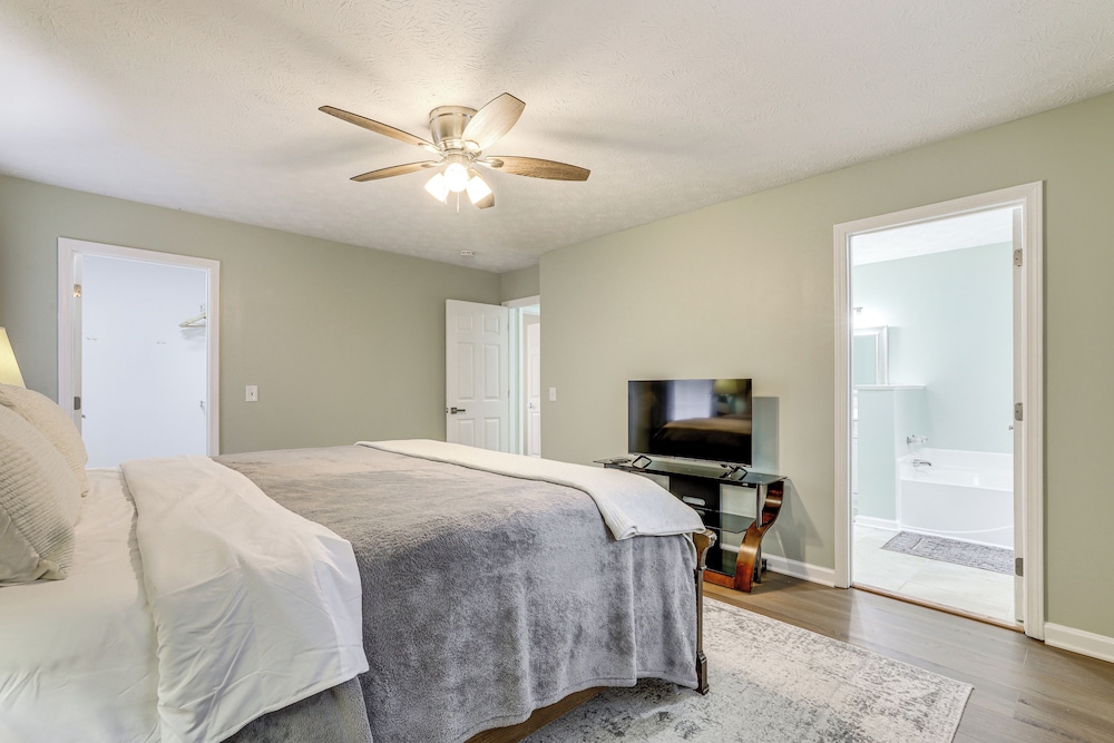 Hike, Golf, Explore: Home 10 Mi to Lake Lanier!