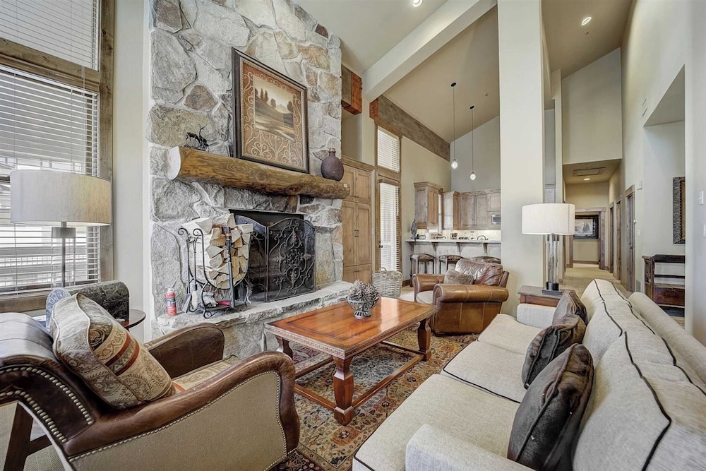 2 Condos Ski-in/ski-out at Deer Valley + Hot Tubs Mont Cervin by Avantstay
