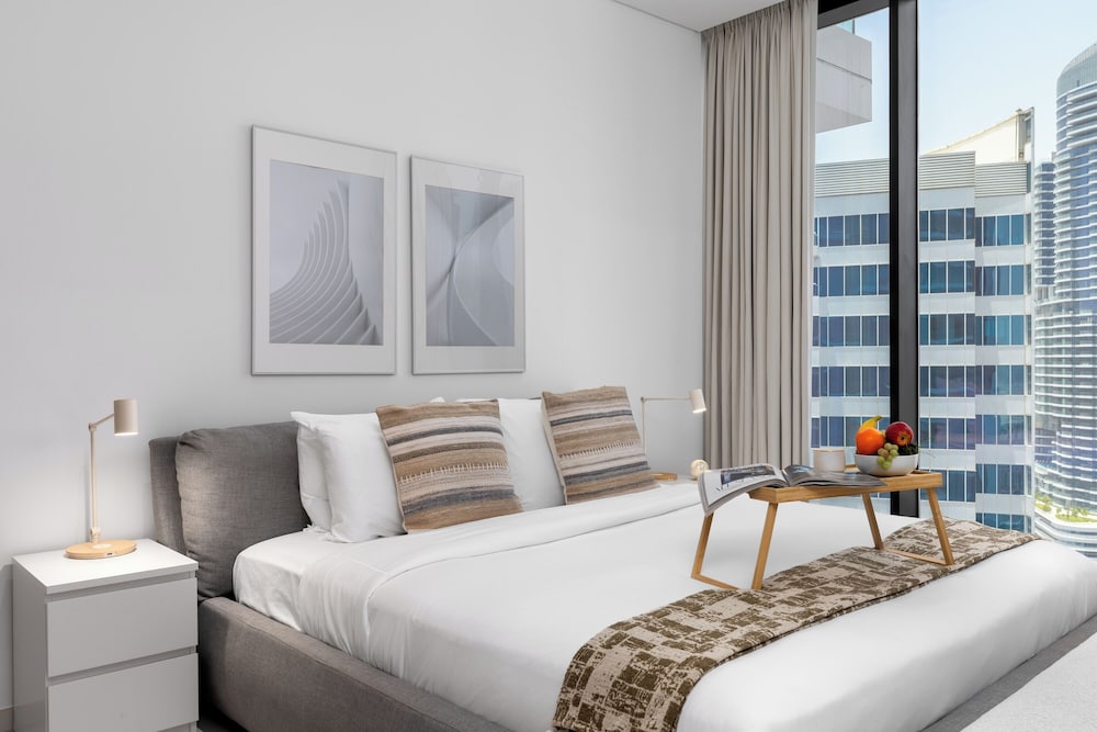 Maison Privee - Sky-High Panoramic Apt with Iconic Burj Khalifa Views