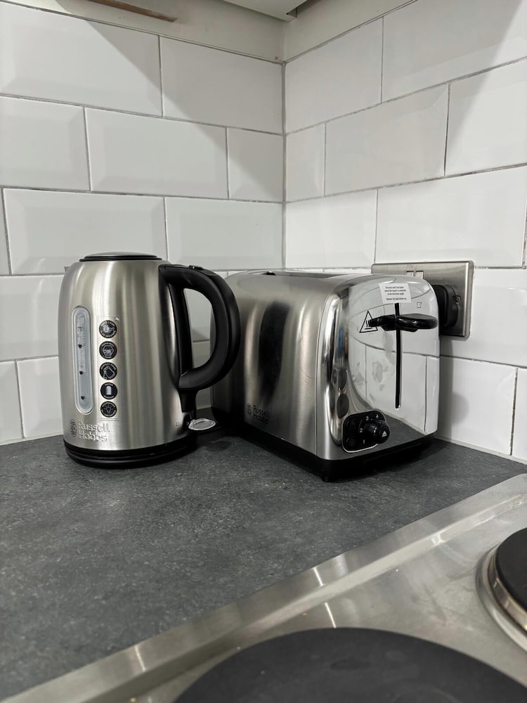 1 Bed Flat - Sleeps 2 - Parking - Wifi