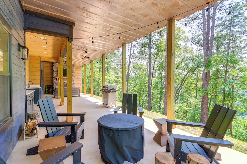 10 Mi to Dtwn: Home w/ Spacious Patio in Ellijay!
