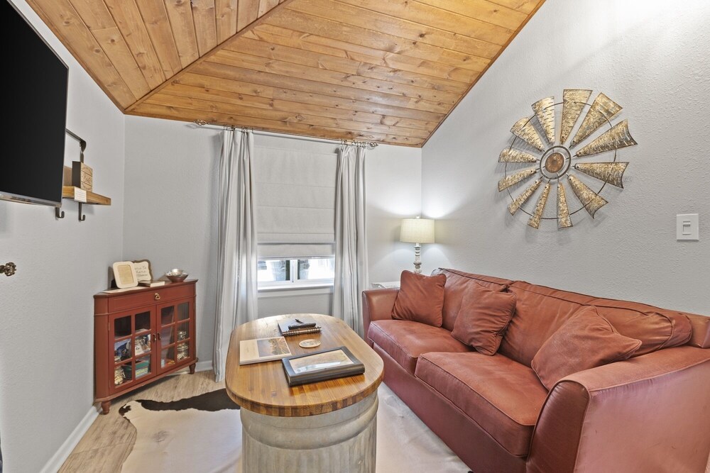 1929 Bell Estate 1 Bedroom Cottage