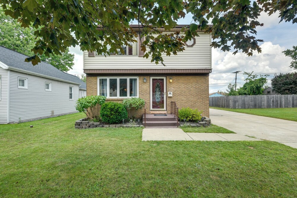 Central Apt in Cheektowaga w/ Private Deck!