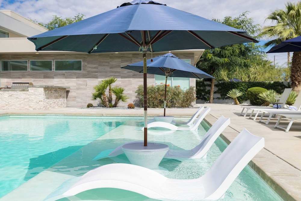 Sleeps 28! 2 Luxe Villas w/ Pool & Putting Green Polo Villas Nova by Avantstay
