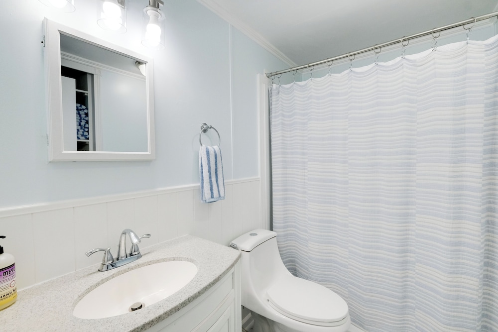 Fish, Relax & Enjoy Lake Views: Colonial Beach Gem
