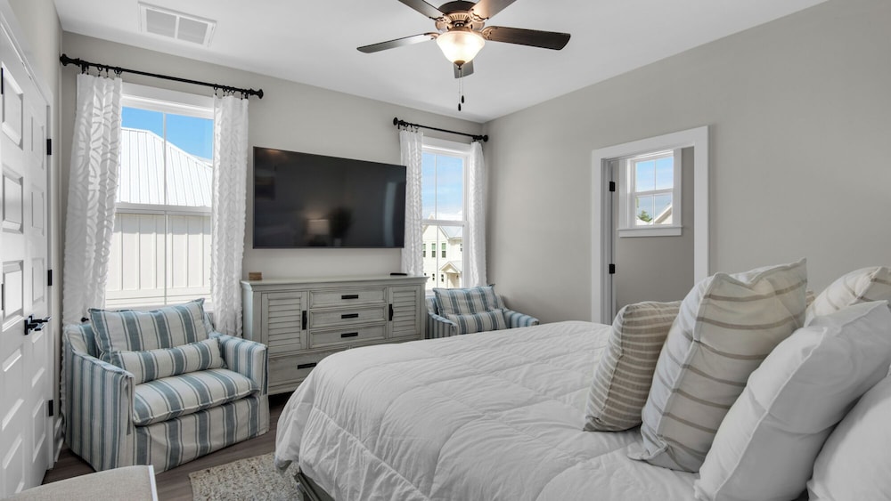 4BR Home With Deck & Grill Fun + Free Attraction Tickets!