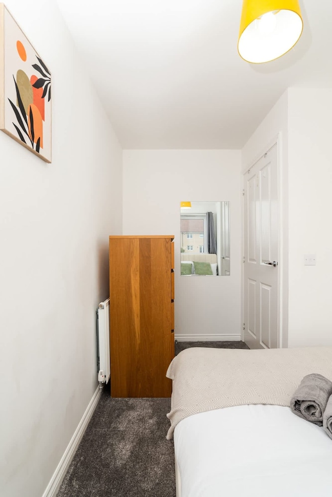 3 Bedroom House-private Parking