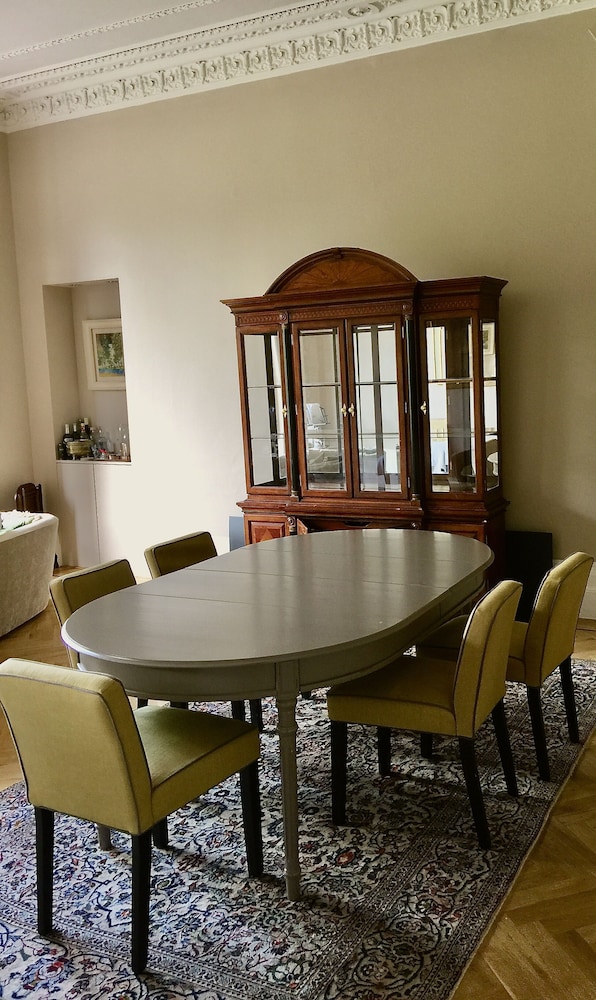 Luxurious 3-bed Apartment in Conservation Area view 5