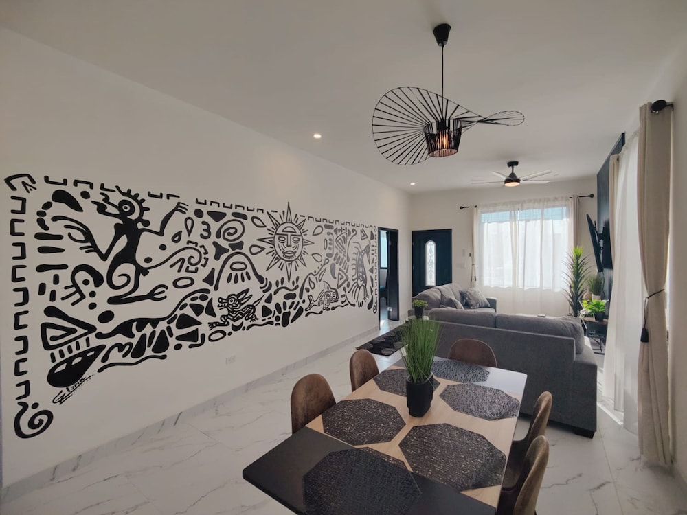 Beautiful 3bed 2bath new Home With Pool in Town