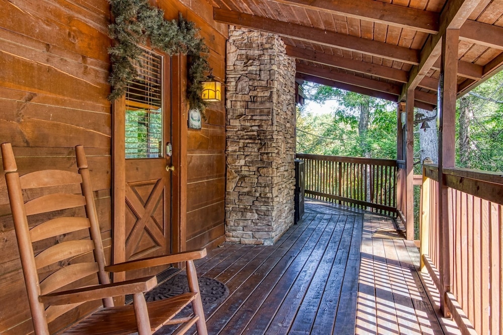ER254 - Hibernation Hideaway Great Location - Close To Town! 5 Bedroom Cabin by RedAwning view 2
