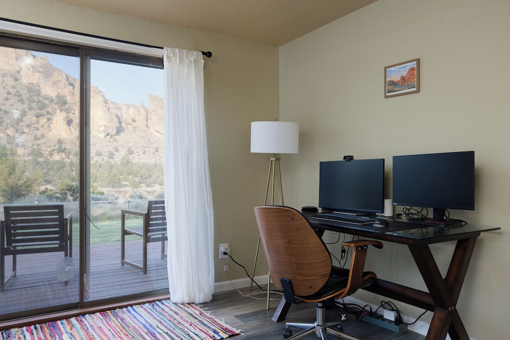 Smith Rock Base Camp Sleeps 6!