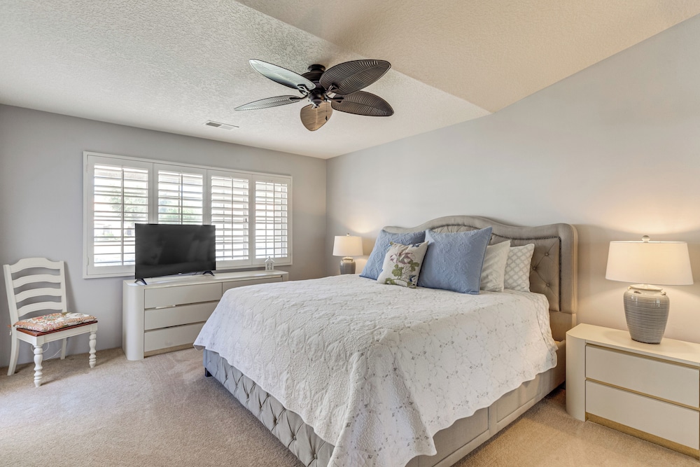 In Golf Course Community: Palm Desert Escape!