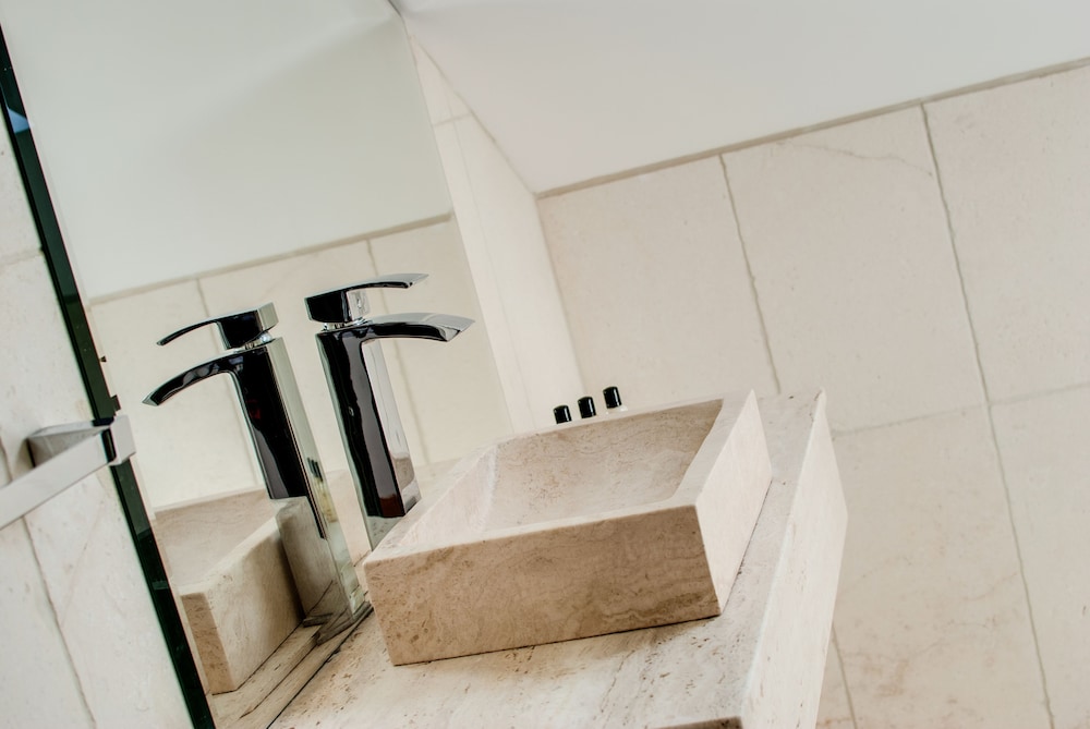 Base Serviced Apartments - Sir Thomas Street