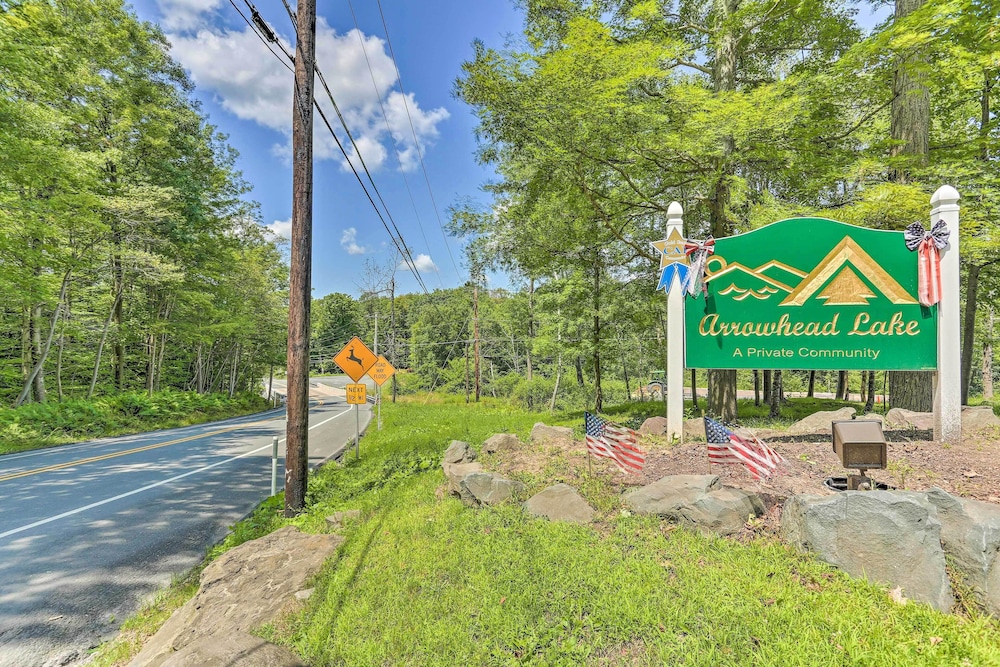 Family Home in Arrowhead Lake w/ Fire Pit!