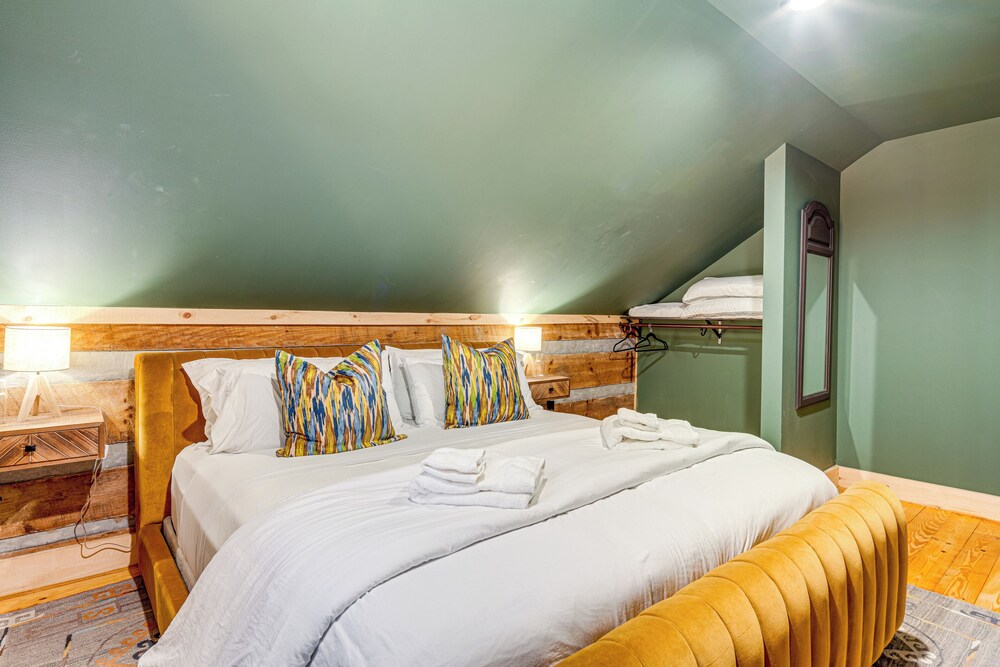 Hot Tub, Fire Pit & Creek Access: Whittier Cabin!