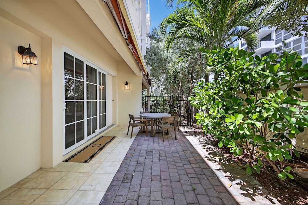 Daisy Townhouse Steps from The Beach