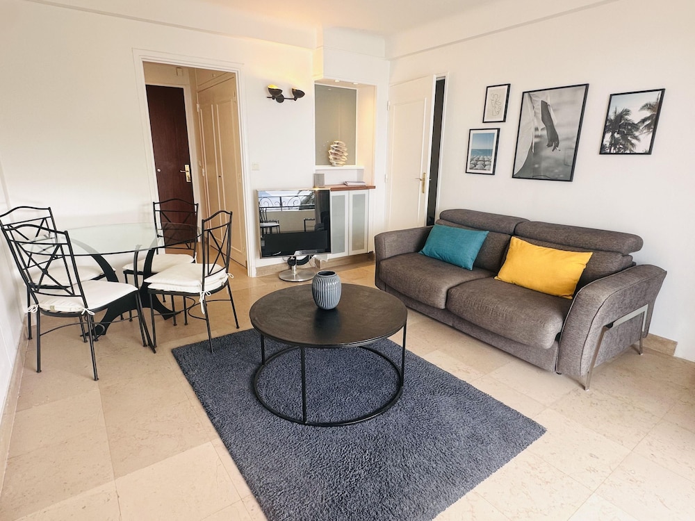 One Bedroom Apartment With a sea View Right by the Croisette Beaches and the Center of Cannes - 2287