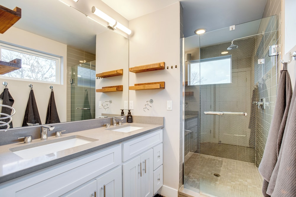 1 Mi to Dtwn Denver: Sleek Duplex w/ Rooftop Deck!