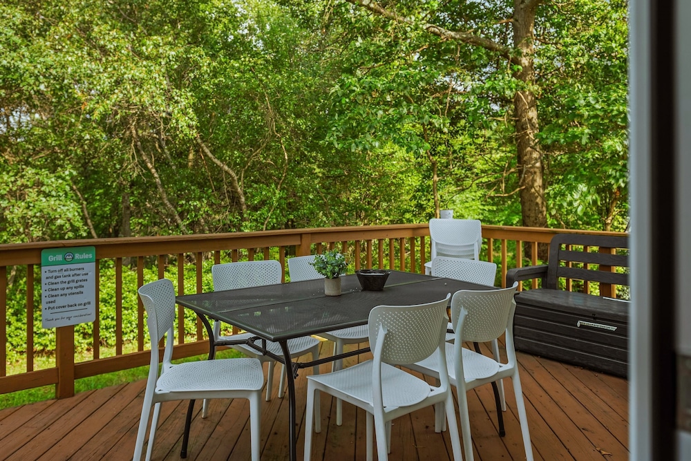 For Lake Sake by Avantstay Lakefront Hot Tub View